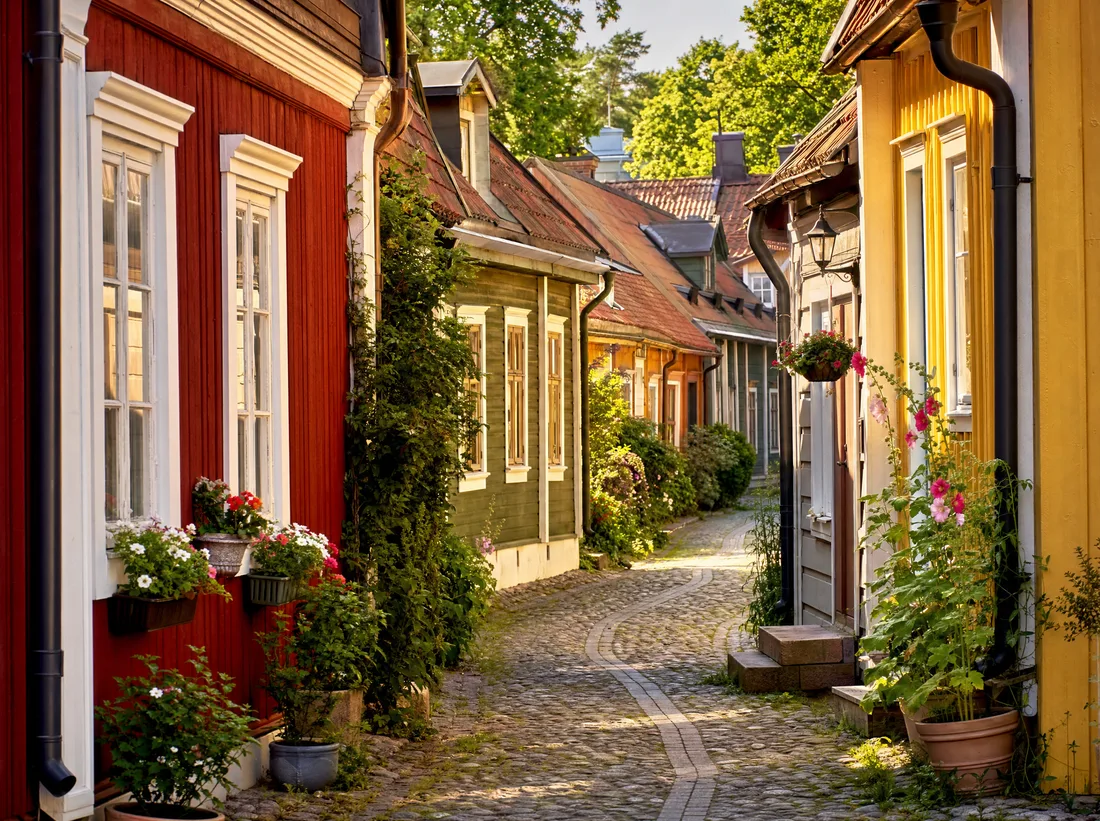 Kapea vanhakaupunkitie värillinen